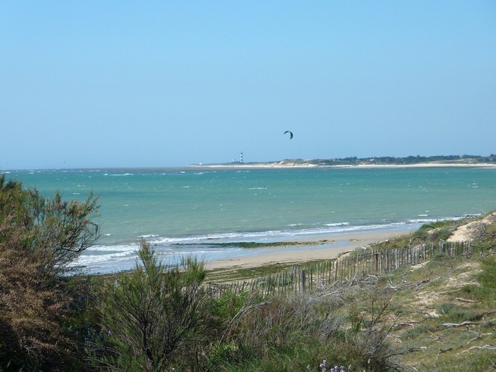 kite-surf et Phare de Chassiron au loin