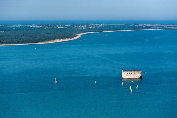 France, Charente Maritime (17), Fort Boyard, Depuis 1986 Fort Boyard appartient au département de la Charente Maritime et est devenu le théâtre du célèbre jeu télévisé (vue aérienne)